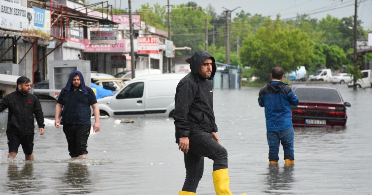 Samsun Ladik kara yolunda şiddetli yağış nedeniyle ulaşımda aksamalar