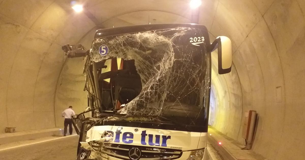 Zonguldak ta yolcu otobüsü ile kamyonet tünelde çarpıştı GEREDE MEDYA