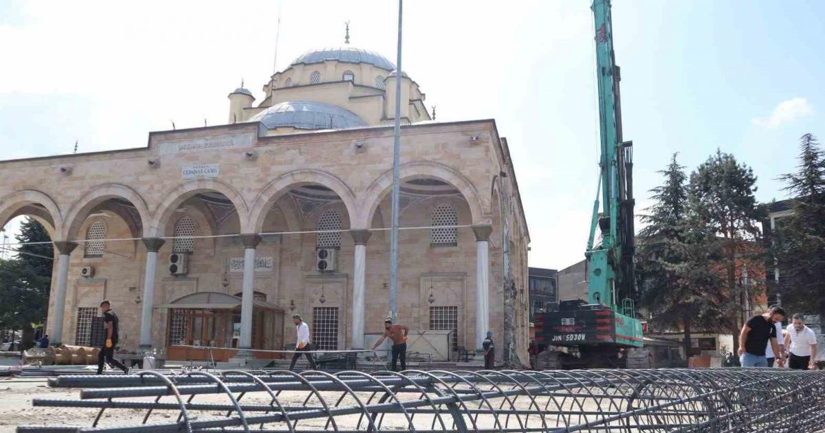 cedidiyenin yeni minareleri yapilmaya baslandi Rv7tYan8.jpg