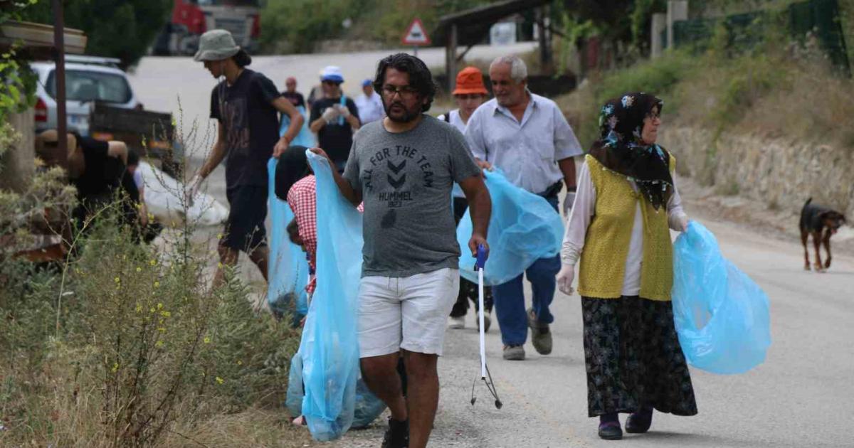 karabukte koyluler ve akademisyenler cevreyi temizligi yapti j6tdWavK.jpg