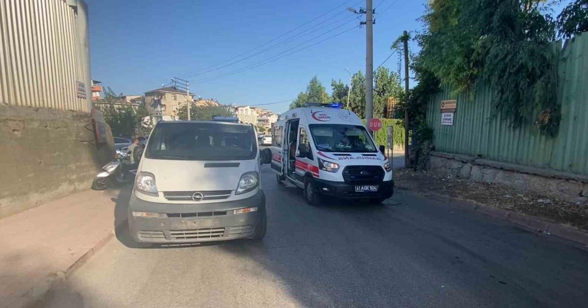 kocaelide minibus motosiklete carpti 1 yarali nfeu52eR.jpg