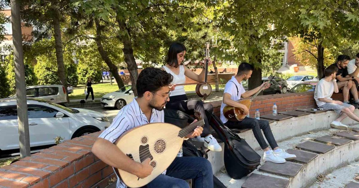 mulakat oncesi heyecan icinde son provalarini yaptilar VISLXapV.jpg