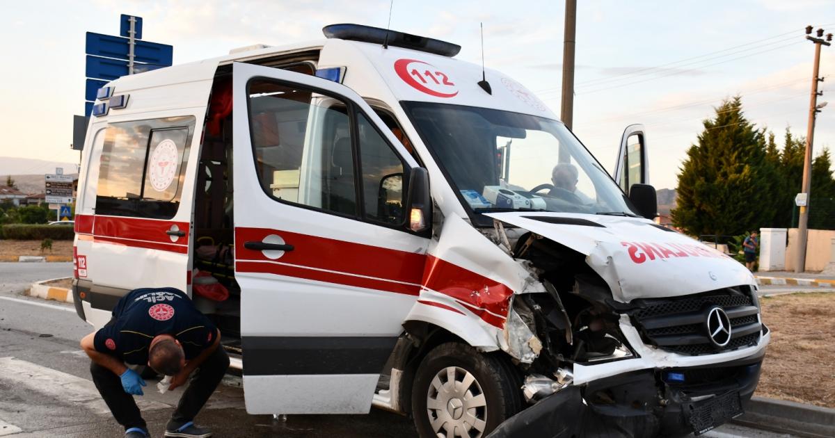 samsunda ambulans kaza yapti 4 kisi yaralandi hs8b7l16.jpg