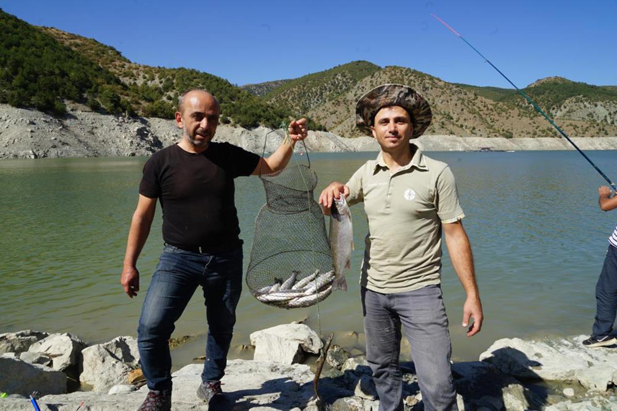 Kastamonu'da balık kafesleri yırtılınca oltasını alan baraja koştu