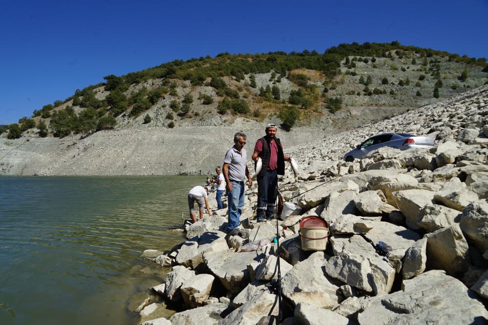 Kastamonu'da balık kafesleri yırtılınca oltasını alan baraja koştu