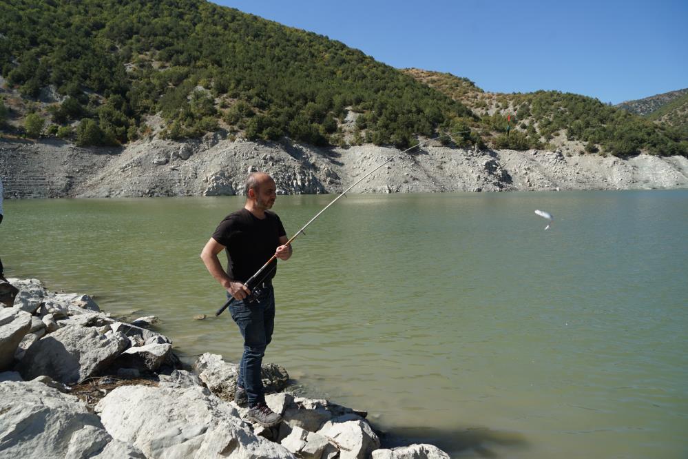 Kastamonu'da balık kafesleri yırtılınca oltasını alan baraja koştu