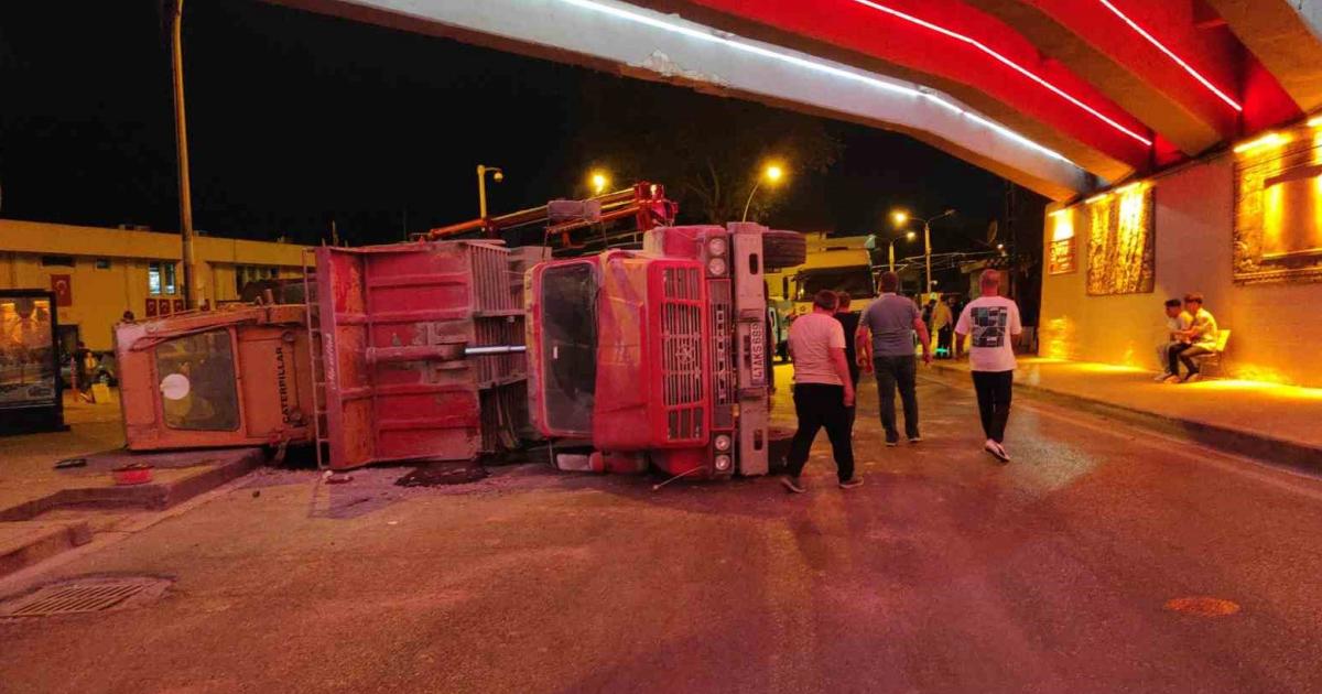 kocaelide devrilen buldozer yuklu kamyonun surucusune buyuk ceza kesildi wE9uzkuZ.jpg