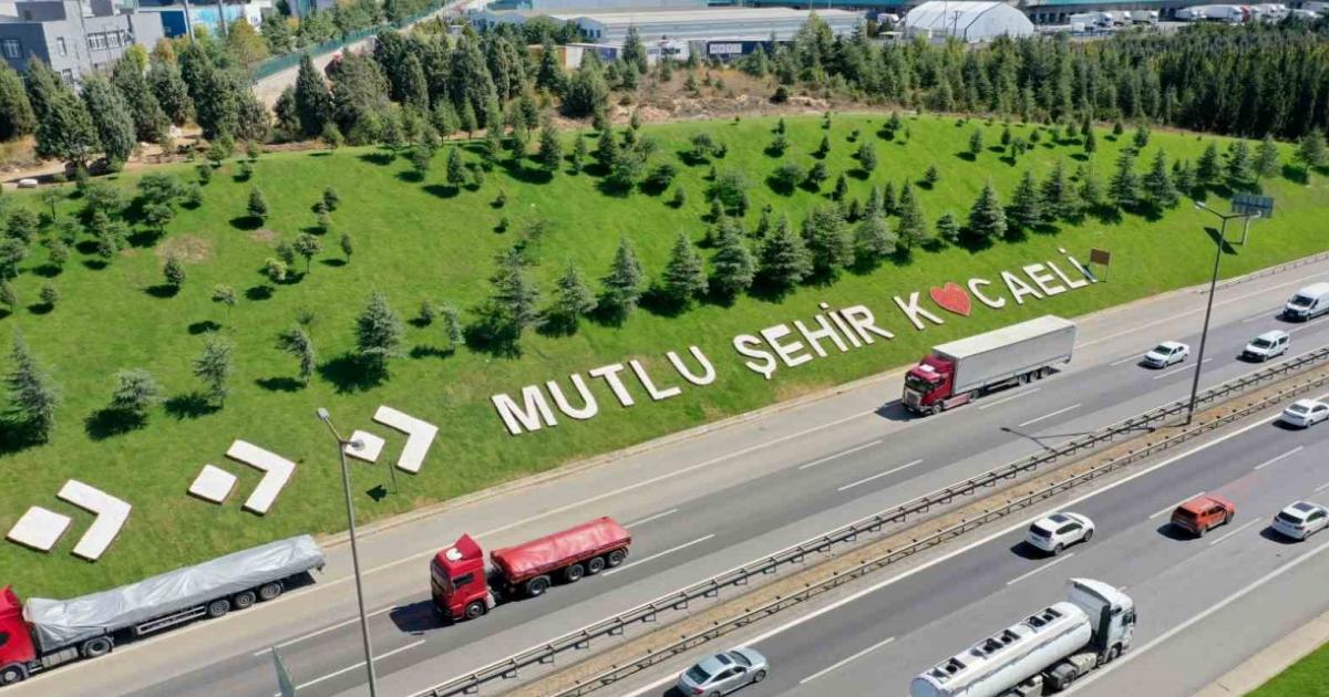 kocaelide yol kenarlari yesilleniyor ObfSEXMy.jpg