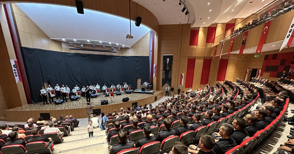 polis akademisi bandosu karabukte konser verdi JP6mtSKW.jpg