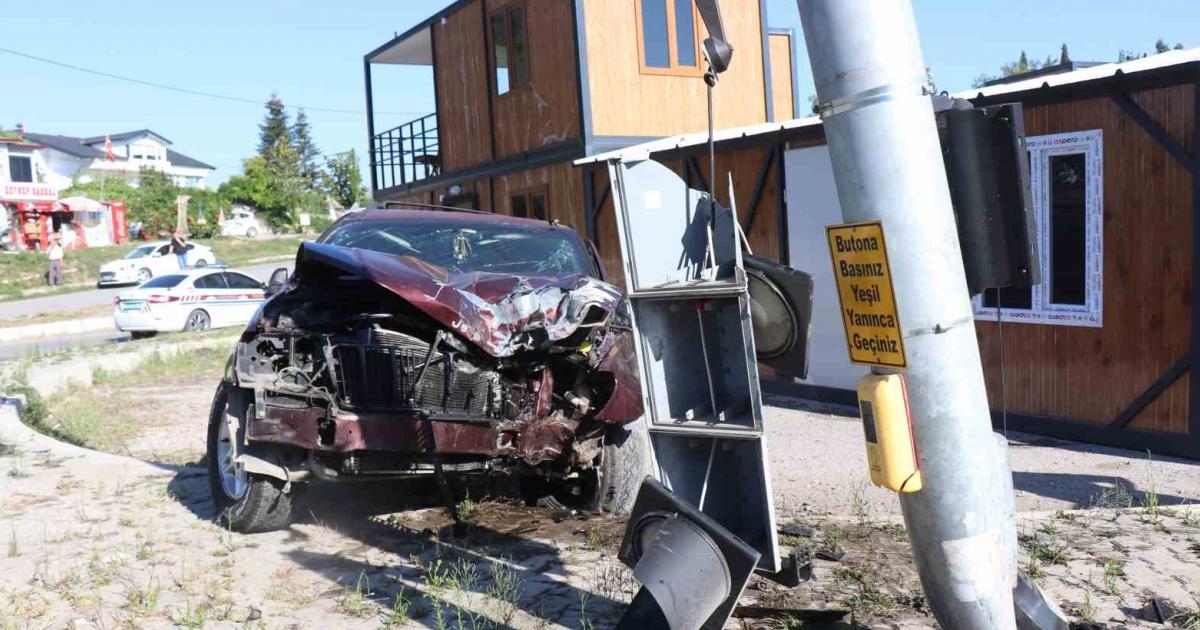 sakaryaya kontrolden cikan cip trafik isiklarina carpti 1BOV8yEk.jpg