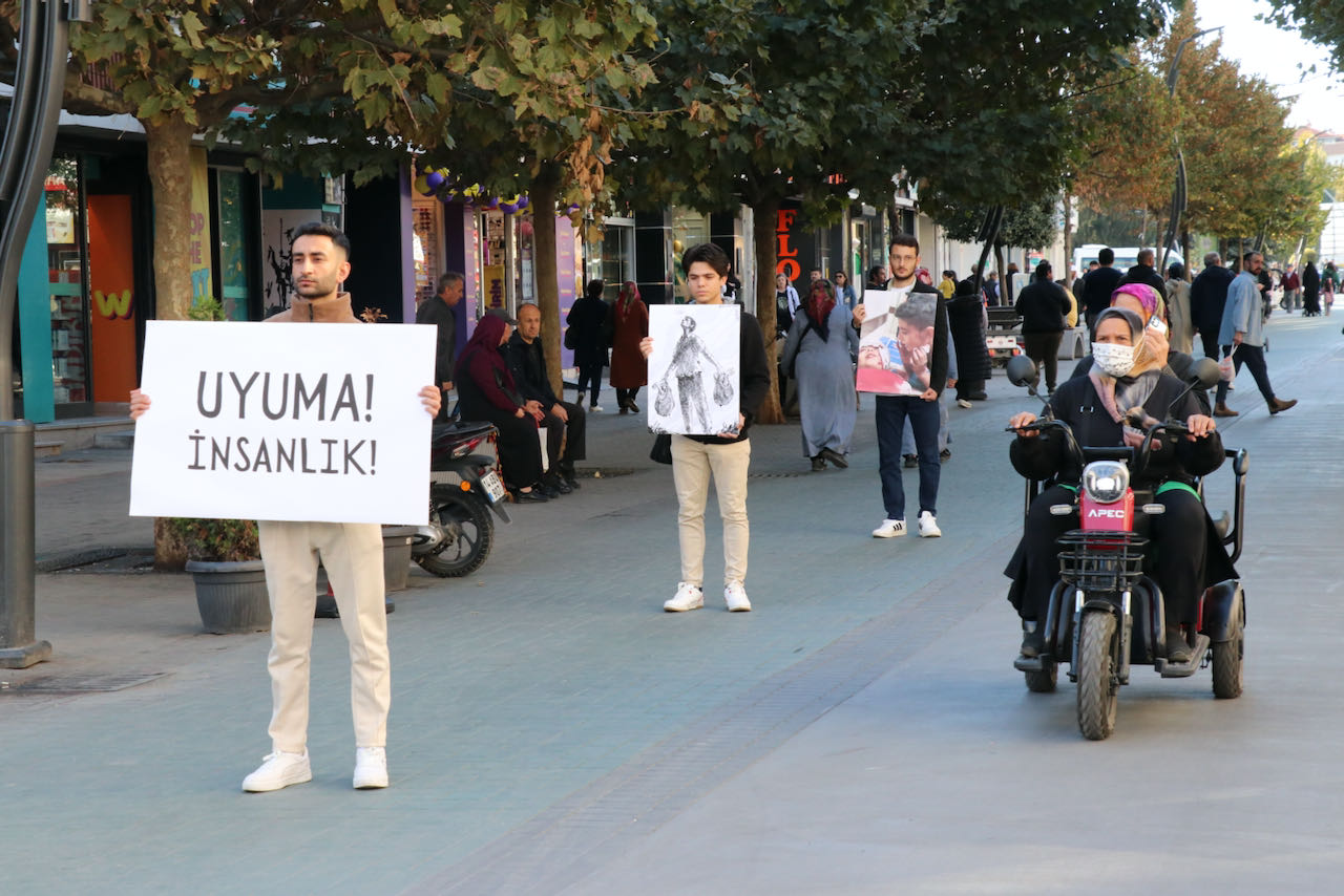 Bolu'da üniversite öğrencileri Filistin için "sessiz" eylem yaptı