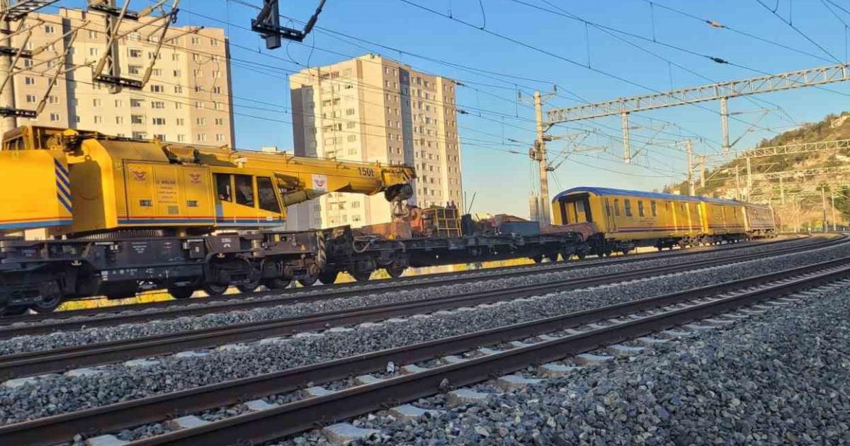 ankarada tren raydan cikti 4 isci yaralandi YOUySPii.jpg