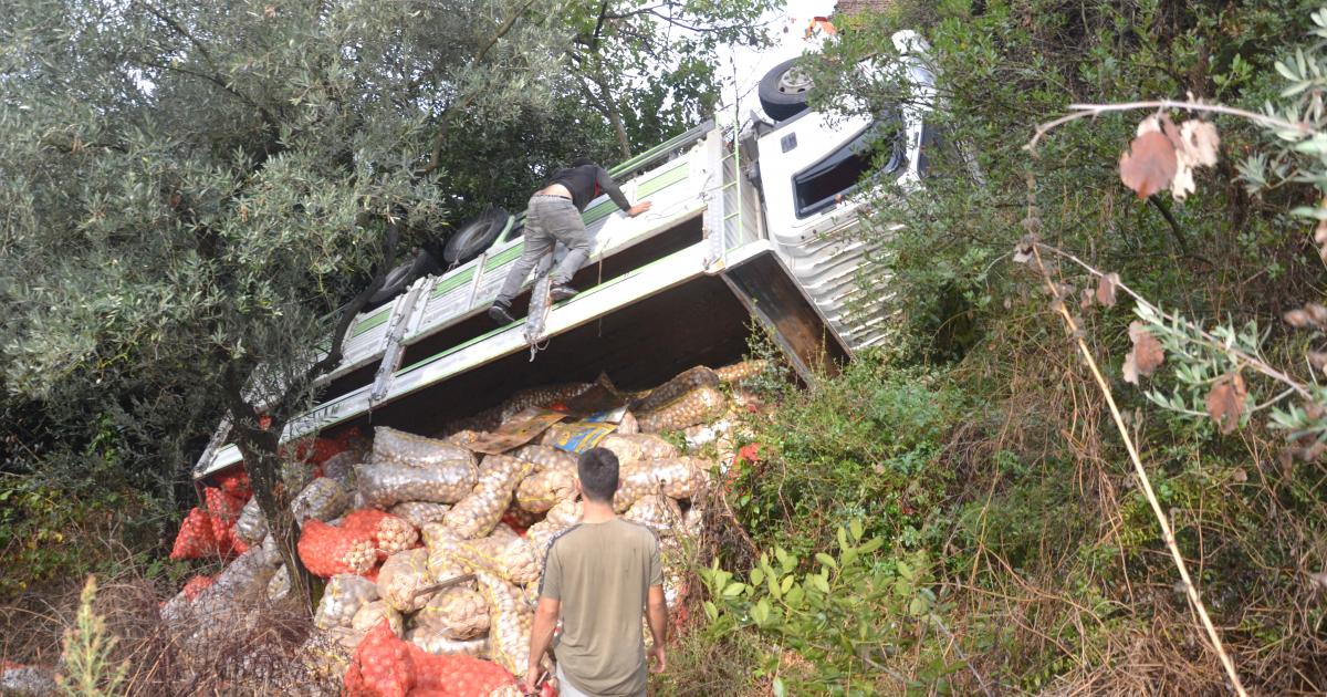 kocaelide patates ve sogan kamyonu sarampole devrildi ip5IvkBi.jpg