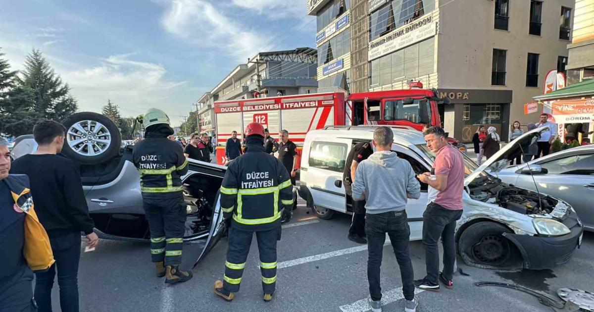 bolu caddesinde iki arac carpisti yaralilar var EYuY8S3A.jpg