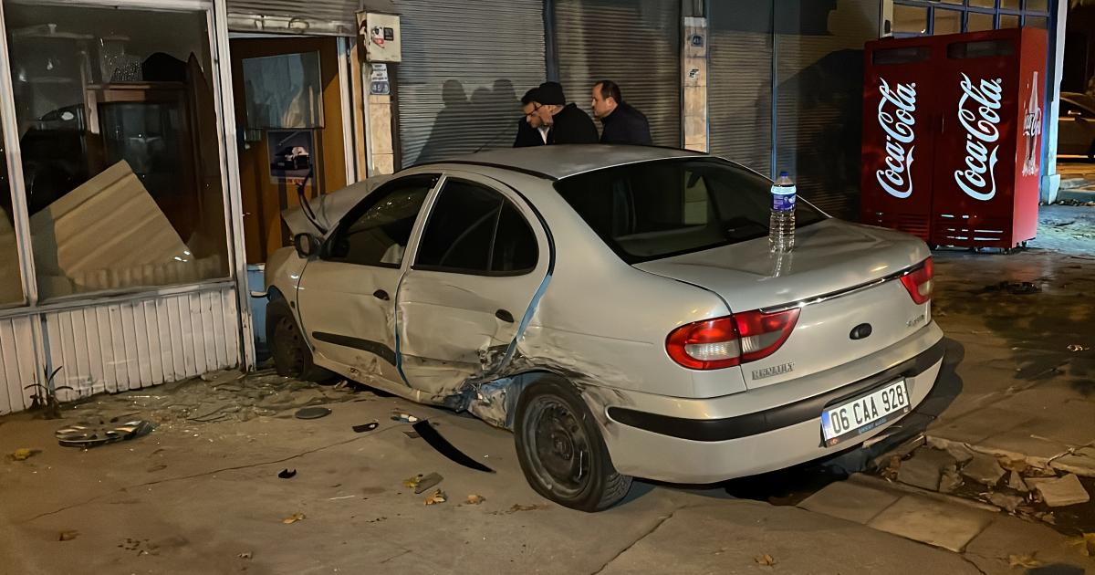 karabukte otomobiller cip carpisti 3 kisi yaralandi OZR72183.jpg