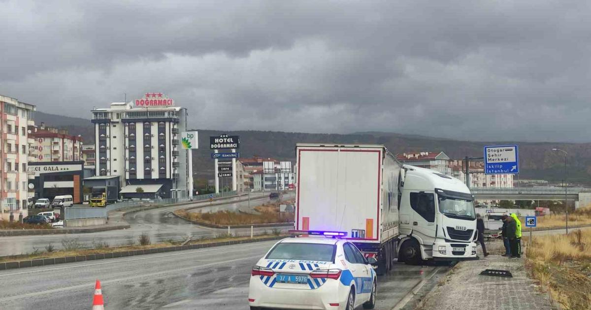 kastamonuda tir makasladi trafik aksadi D6VHOtSd.jpg