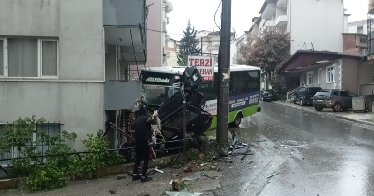 kocaelide freni bosalan otobus evin balkonuna daldi JIKykuld.jpg