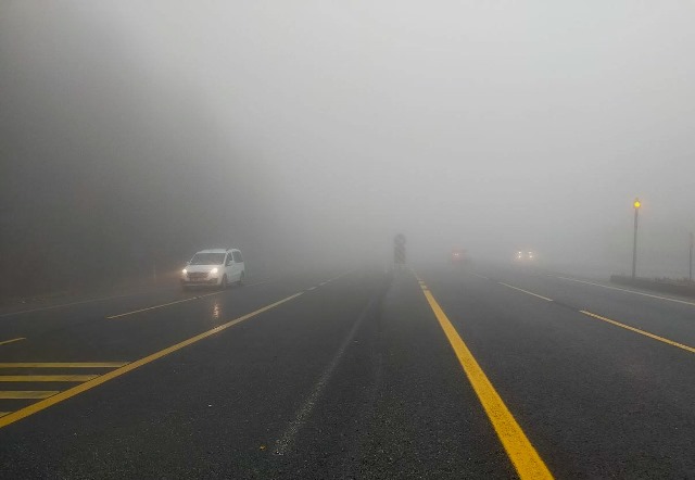 Bolu Dağı geçişinde sis görüş mesafesini azalttı