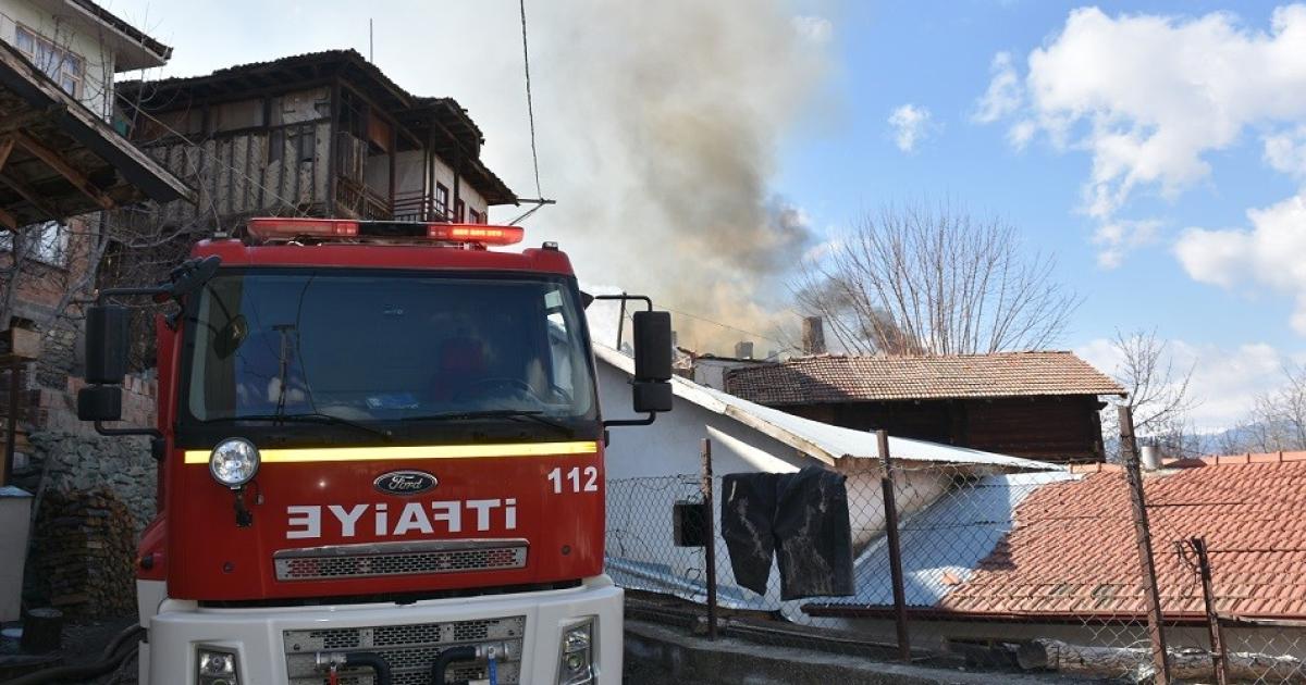 kastamonuda imamin evi yandi ekipler intikal etti Zmgk1S49.jpg