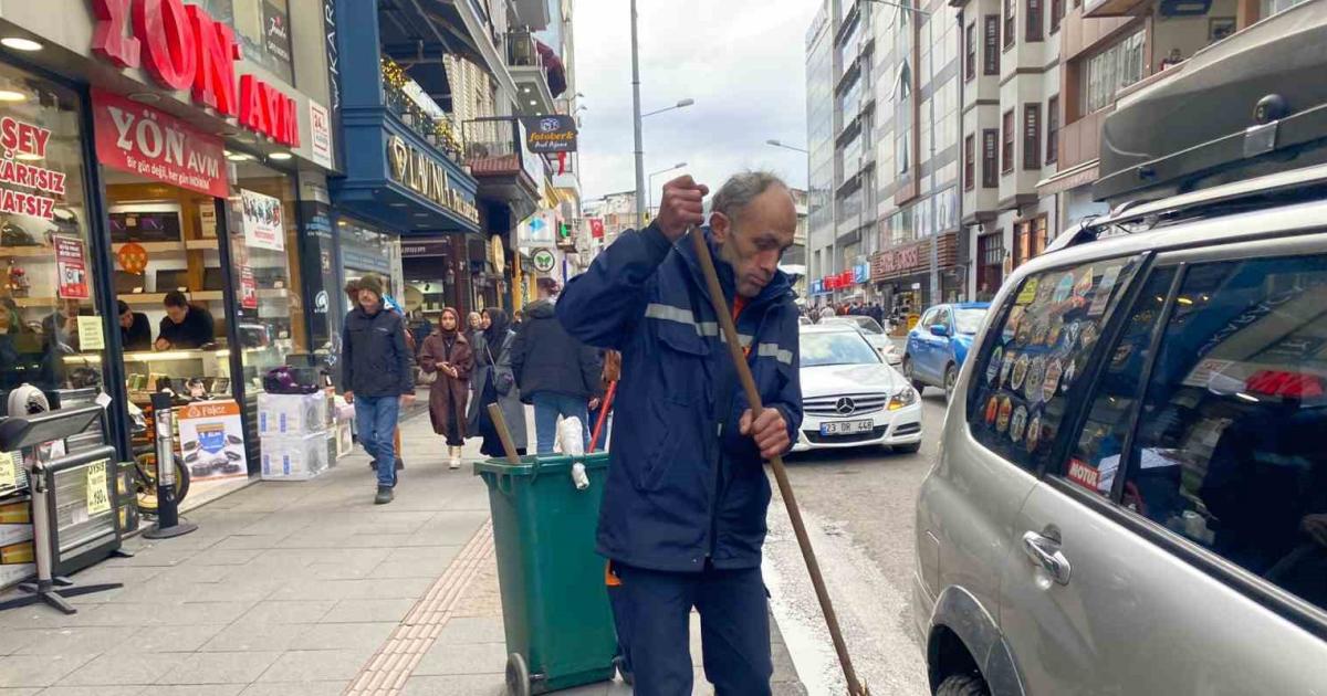 zonguldakta ogrencilere burs veren temizlik gorevlisini darp ettiler 66bmwQGe.jpg