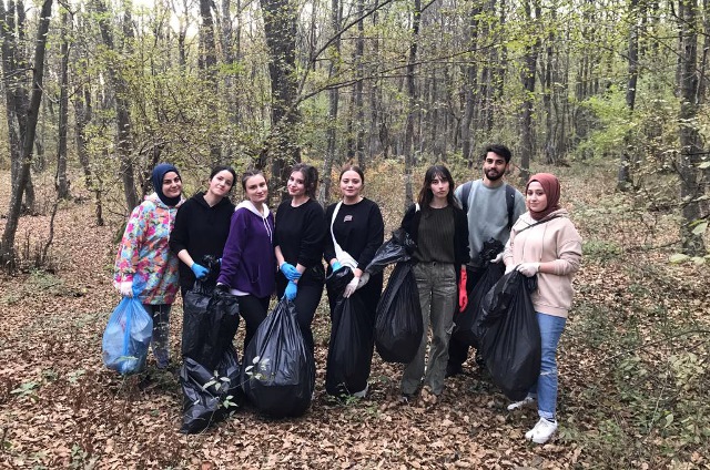 Bolu'da üniversite öğrencileri kampüste çevre temizliği yaptı