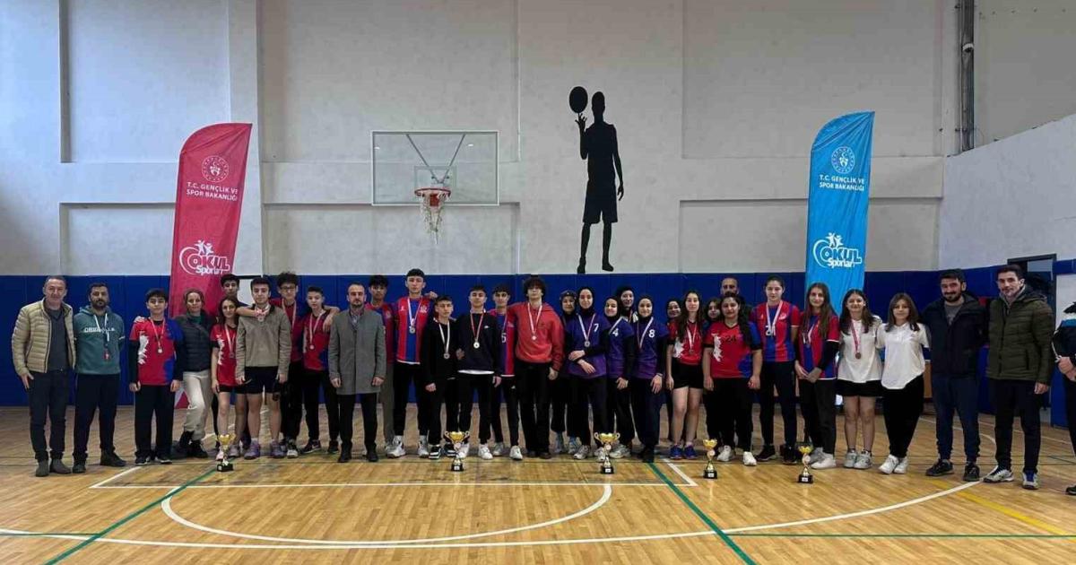 duzcede badminton musabakalarina onlarca sporcu katildi k5M2K3UC.jpg