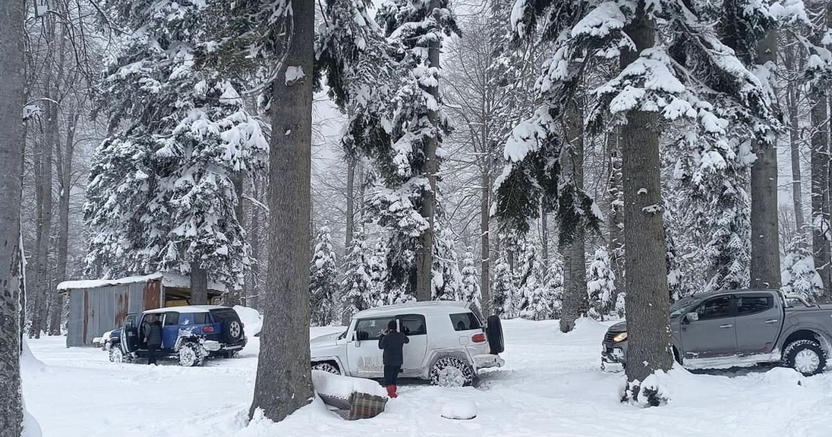 duzcede yolda kalanlari off road kurtardi 7JKgTSgE.jpg