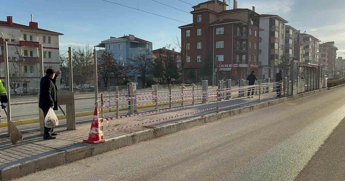 eskisehirde hizli yapan surucu araciyla tramvay duragina daldi TOLw9Uiw.jpg