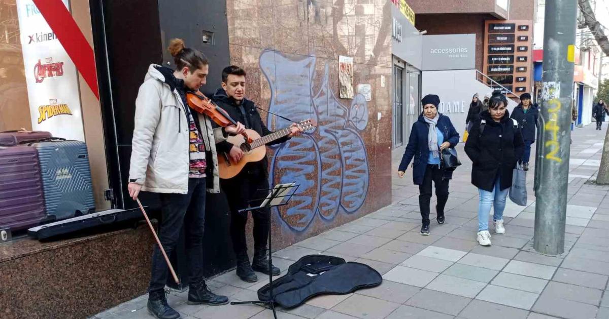 eskisehirin sogugu sokak muzisyenlerini yildirmadi JdeusLBC.jpg