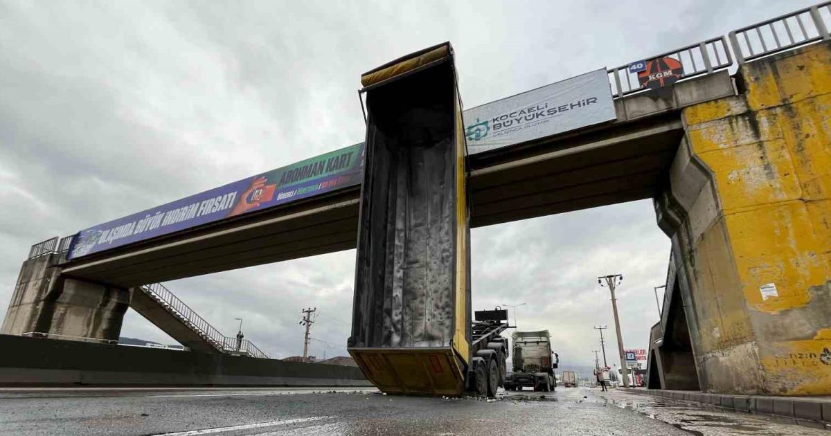 kocaeli basiskelede kamyonun damperi ust gecide carpti asili kaldi UCZCwsDC.jpg