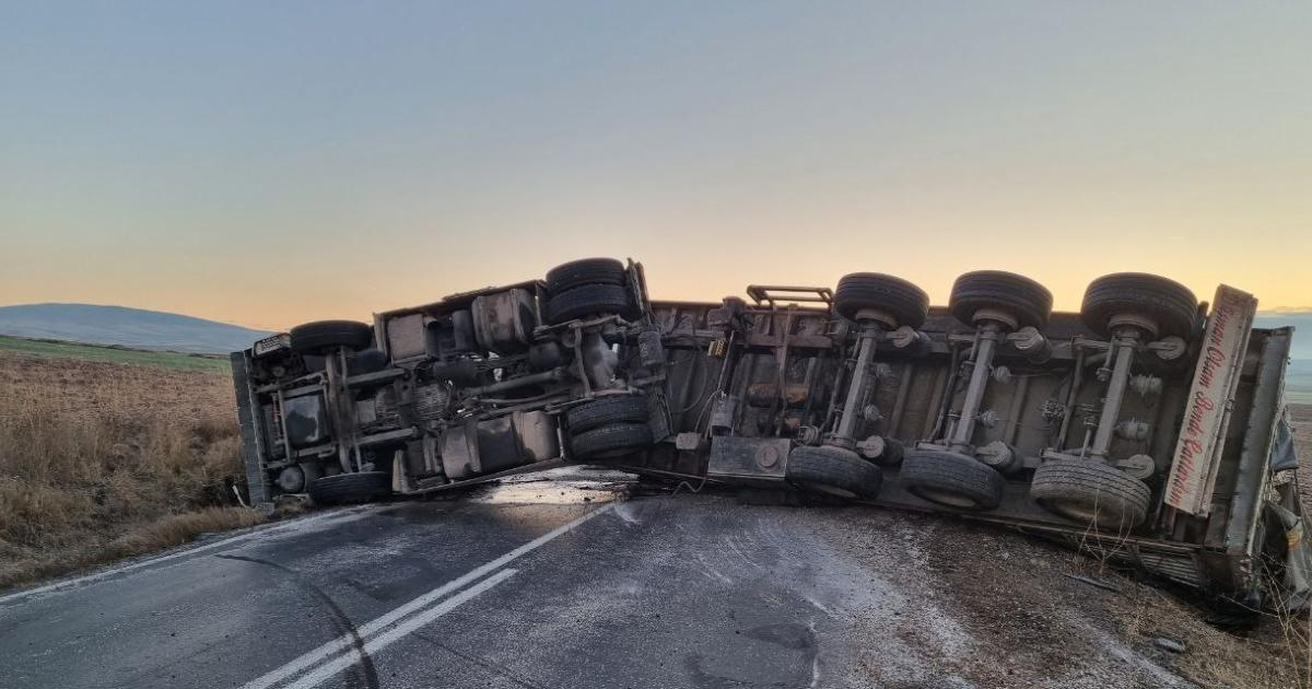 orum Alaca da Yem Y kl TIR Devrildi 1 Yaral GEREDE MEDYA