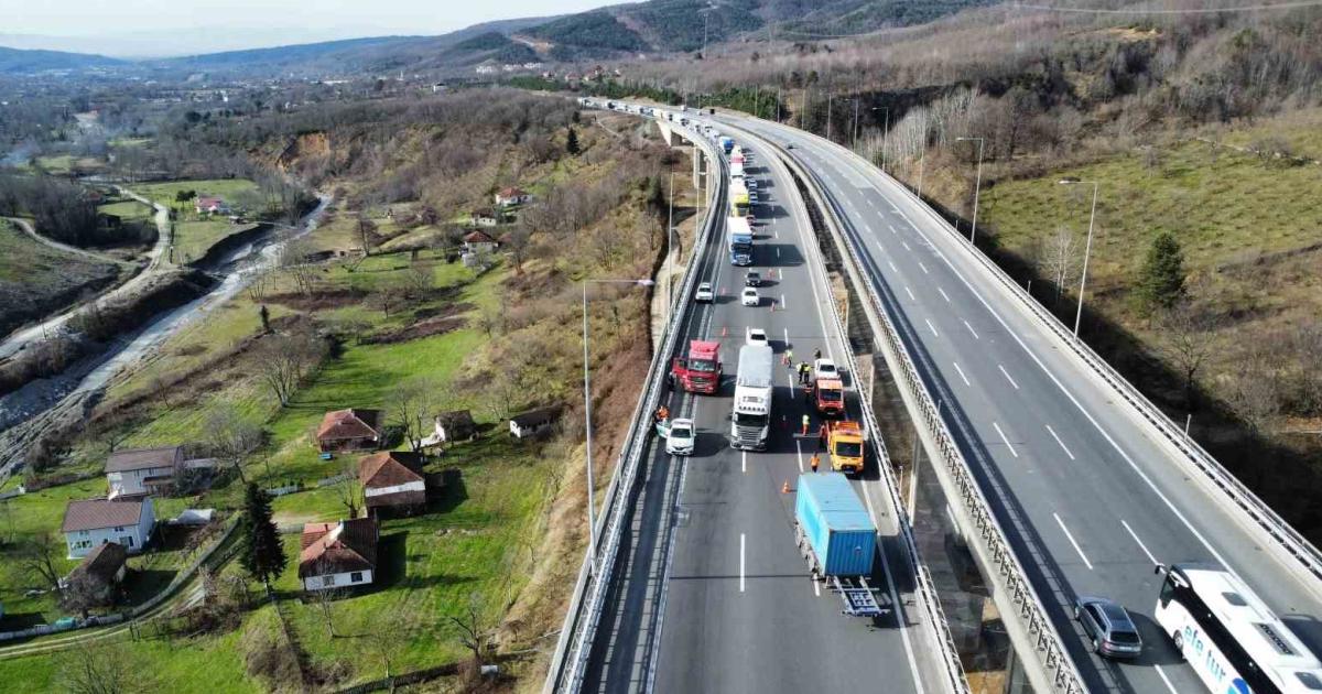 duzce otoyolunda trafik durdu tir dorsesi koptu SbORenCT.jpg