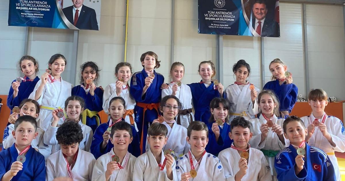 duzcede gencler judo dalinda yaristi QRT2DkA6.jpg