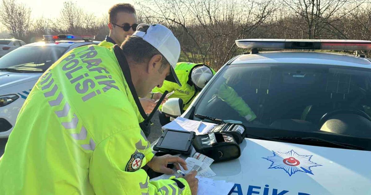 duzcede yuzlerce arac trafikten iste boyle men edildi 2PtZPqWV.jpg