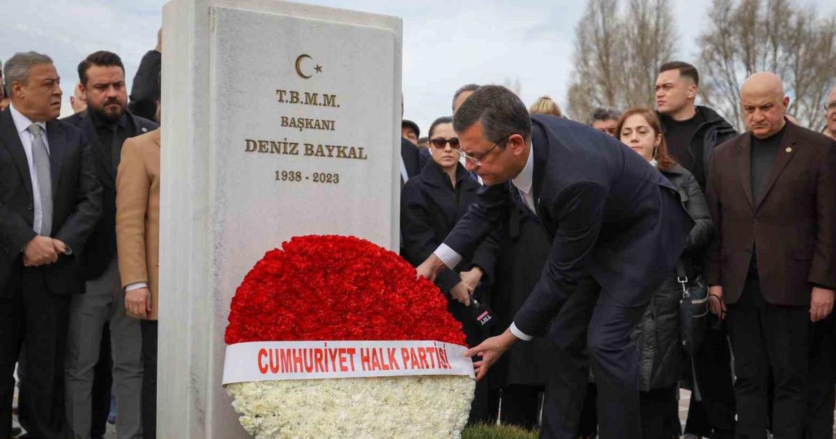 eski chp genel baskani deniz baykal mezari basinda anildi kUBlR7BE.jpg