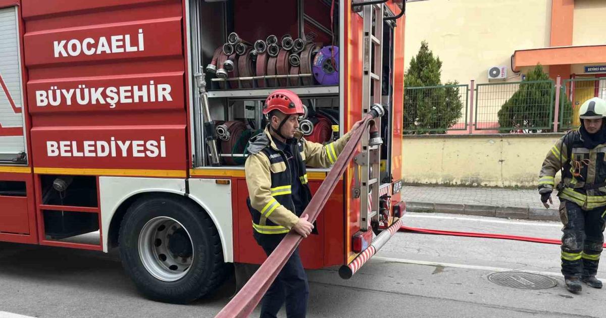 kocaelide bir mutfakta cikan yangin panige neden oldu JcMbZShO.jpg