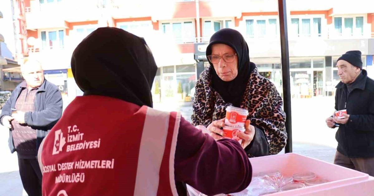 kocaelide depremde vefat edenler icin helva dagitildi lRy3sQ6f.jpg