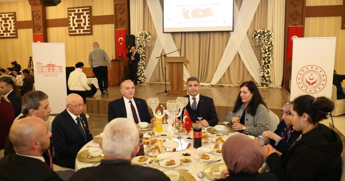 duzce valisi gazileri ve sehit yakinlarini iftarda agirladi PwCWRIPM.jpg