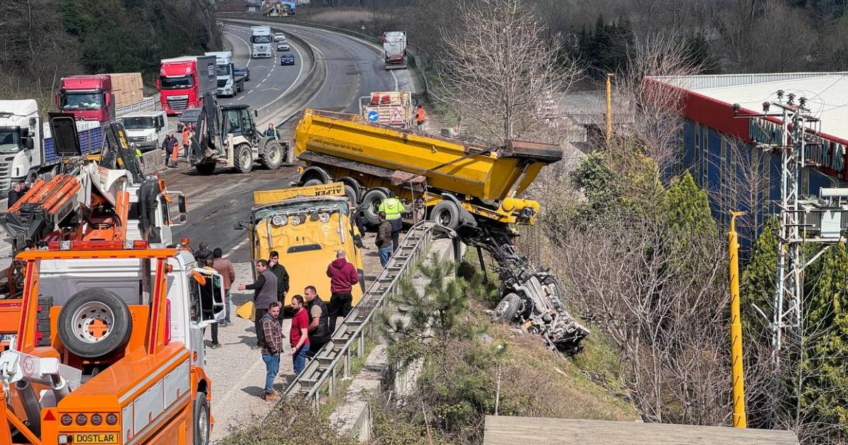 sakaryada kaza yapan tir ortaligi karistirdi hRBFwfNj.jpg