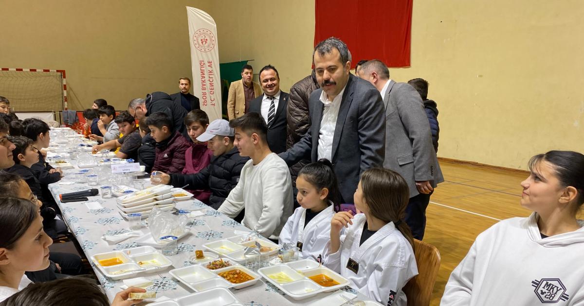 samsun vezirkopru kaymakami sporcularla iftar yapti iu7sSvZn.jpg