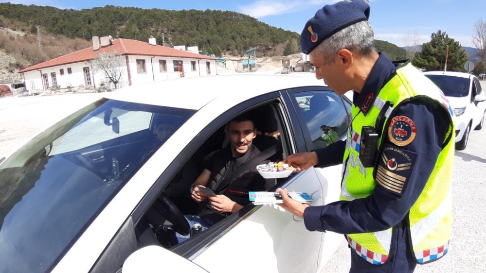 Bolu'da Jandarma Sürücülere Şeker İkram Etti ,