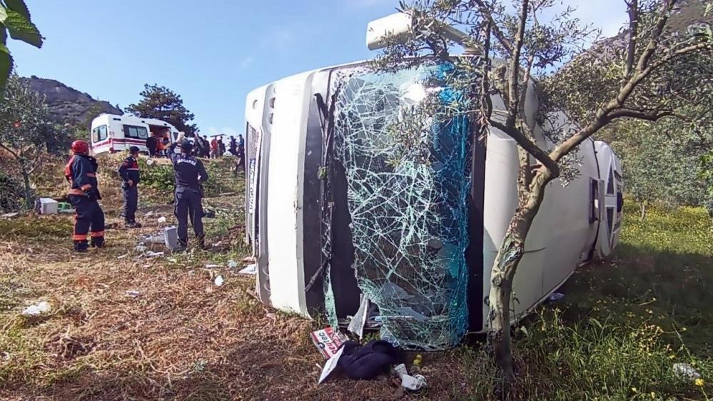 Bolulu Ogrencileri Tasiyan Midibus Sakaryada Kaza Yapti 2