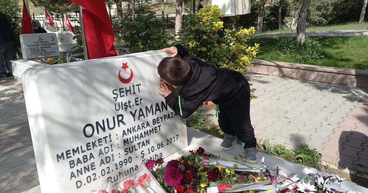 ankara beypazarinda sehit yakinlari bayramda sehitligi ziyaret etti Xln1aIVF.jpg