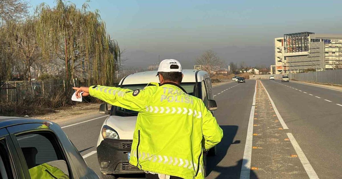 duzcede araclar trafikten men edildi Jej7fIOu.jpg