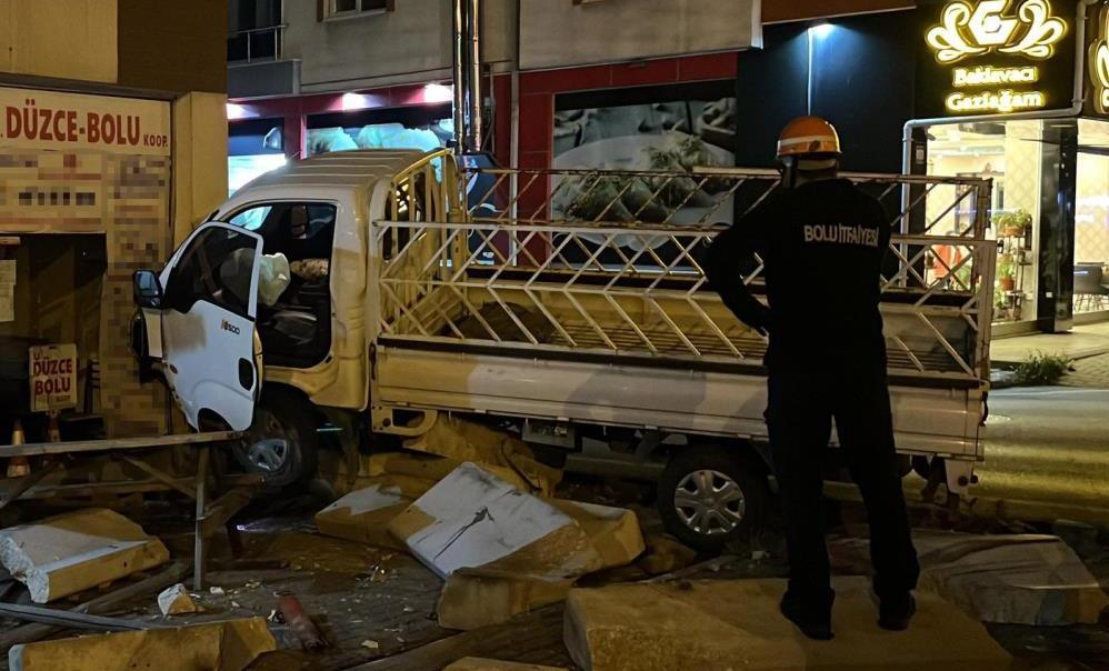 Bolu'da Virajı Alamayan Kamyon Dehşet Saçtı