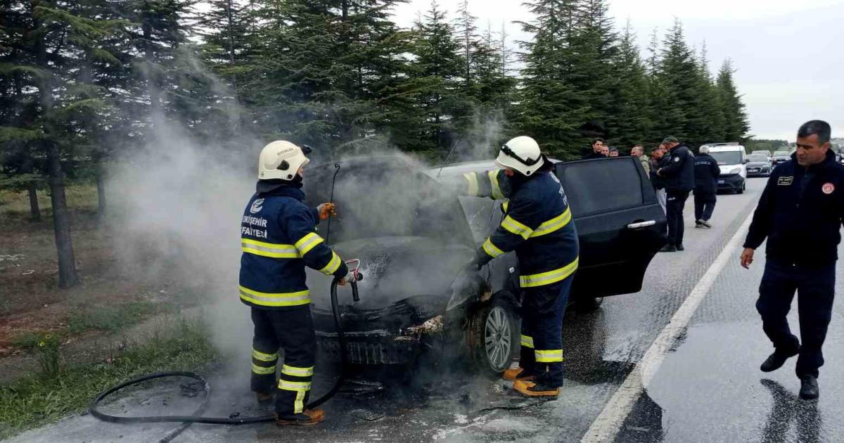 eskisehirde yanan arac kullanilamaz hale geldi tgPLUvYm.jpg