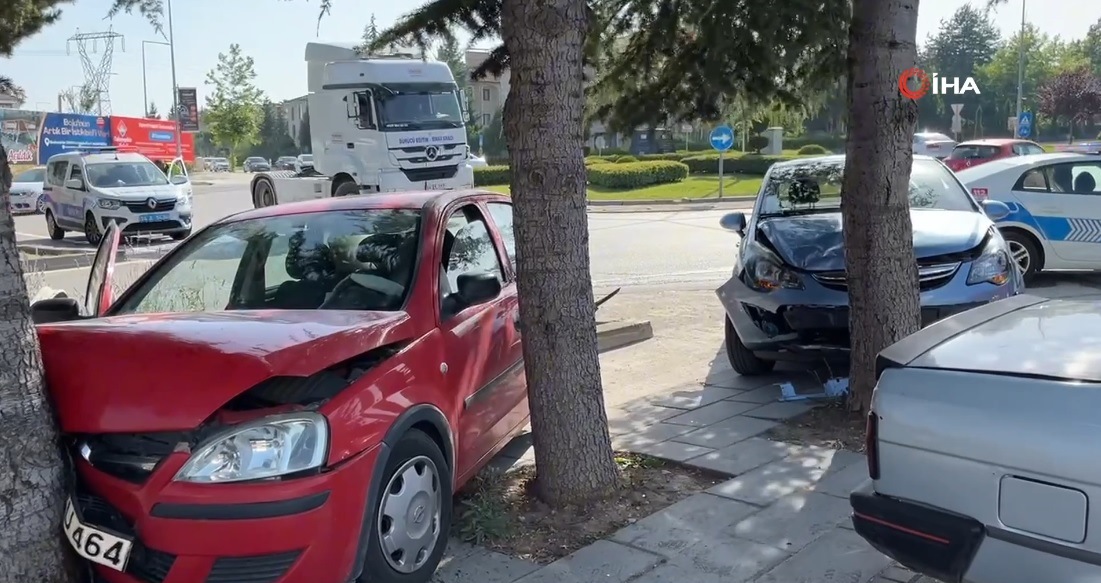 Boluda Kaza Yapan Otomobiller Agaca Carparak Durabildi