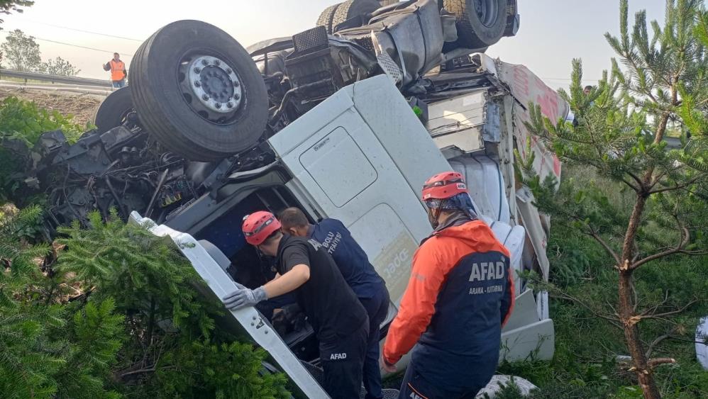 Bolu'da Kontrolden Çıkan TIR Tepetaklak Oldu 1