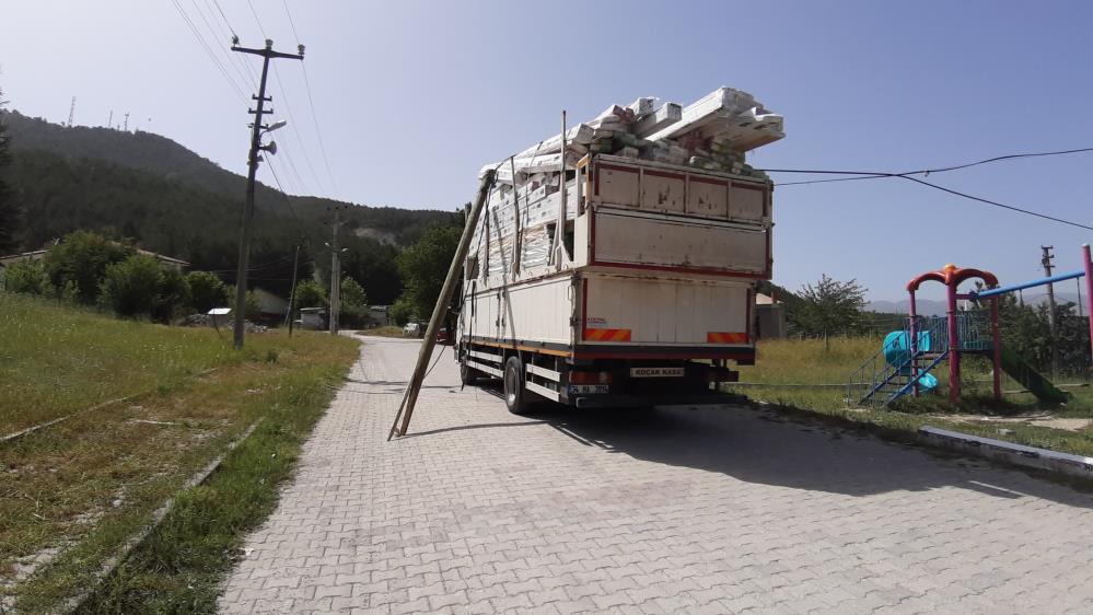 Boluda Malzeme Tasiyan Kamyon Ortaligi Birbirine Katti 2