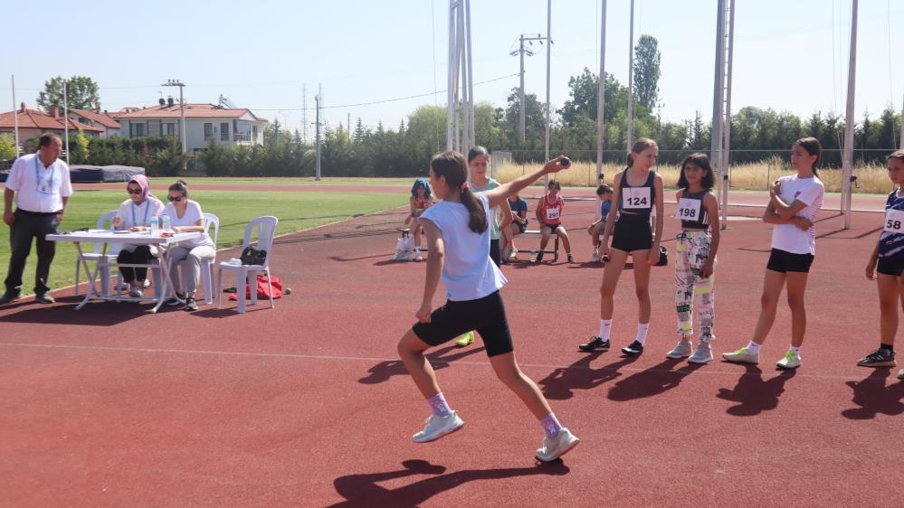 Bolu'da Yüzlerce Sporcu Seçilmek Adına Kıyasıya Yarışıyor